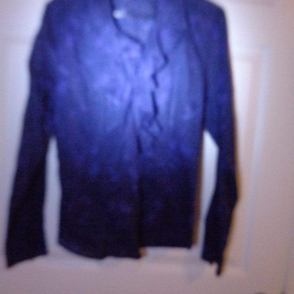 Long-sleeved ruffled shirt